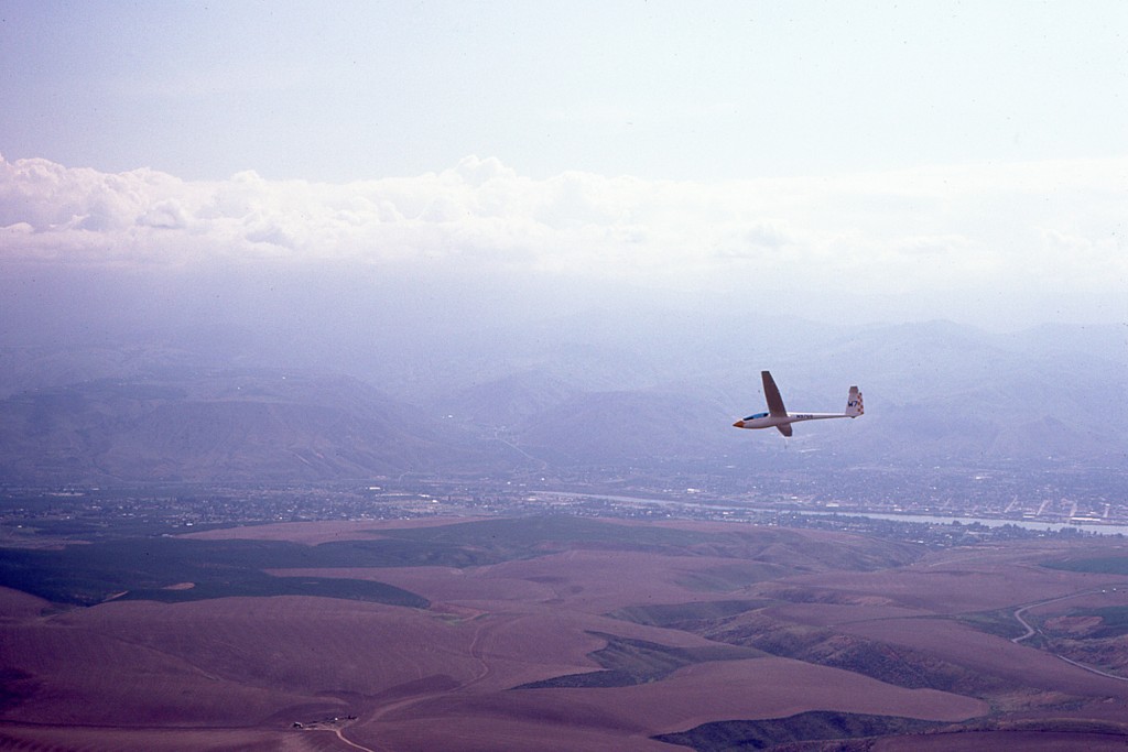 Gary Sauer pilots his Schweizer ASW-19, "Whiskey 7" glider over the Wenatchee Valley in 1980.